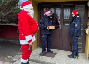 Niebiescy Mikołaje odwiedzili rodziny poległych policjantów w Wigilię Bożego Narodzenia