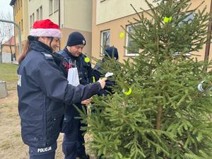 Szczycieńscy funkcjonariusze ubrali choinkę w odblaski