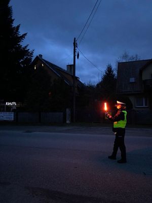 Policjantka zatrzymująca pojazd do kontroli drogowej