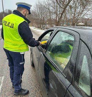 Policjant ruchu drogowego przeprowadzający czynności na drodze