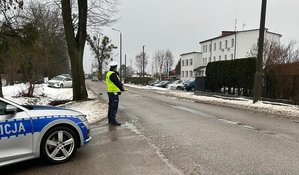 Policjant ruchu drogowego przeprowadzający czynności na drodze