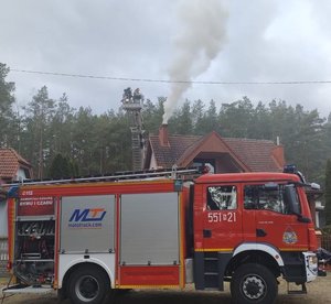 Akcja gaśnicza przeprowadzana przez strażaków
