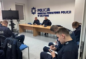 Odprawa policjantów do służby