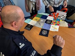 Komenda Powiatowa Policji w Szczytnie włączyła się w akcję „Dobrem Przyszyci – Przyszyj się do nas”