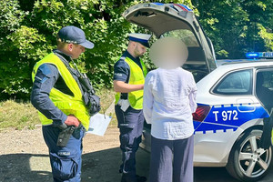 policjanci badają stan trzeźwości kierującej