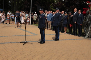 insp. Mirosław Elszkowski Komendant Wojewódzki Policji w Olsztynie wita się z policjantami