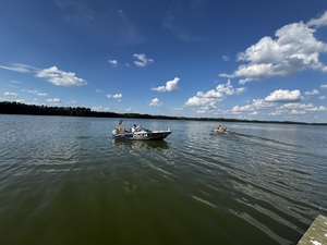 Działania poszukiwawcze na Jeziorze Sasek Mały
