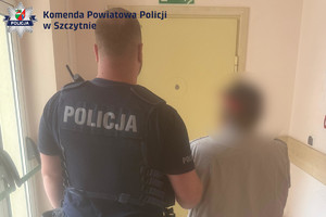policjant prowadzi zatrzymanego mężczyznę
