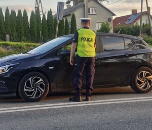 Policjant przeprowadza badanie trzeźwości