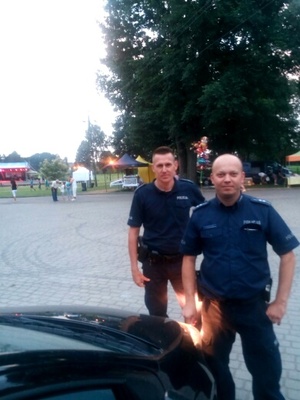 Dzielnicowy gminy Rozogi, mł. asp. Artur Osowiecki wspólnie z asp. Pawłem Grzywaczem podczas uroczystych obchodów &amp;amp;amp;quot;Dni Rozóg&amp;amp;amp;quot;.