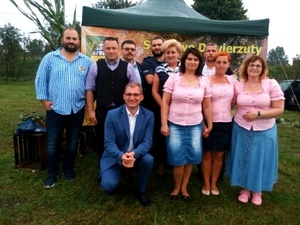 Dzielnicowy gminy Dźwierzuty, asp. Rafał Sochacki na Gminnych Dożynkach w Dźwierzutach.